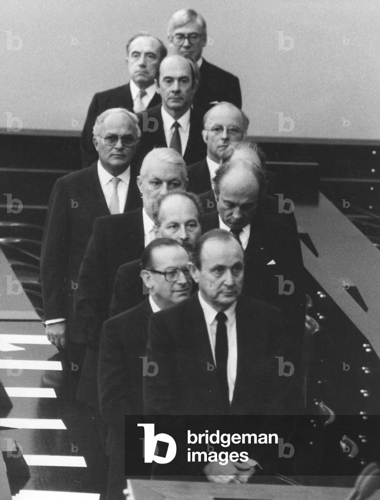 Under the leadership of chairman Hans-Dietrich Genscher, the federal ministers of the FDP are coming to the Bundestag to be sworn in.  (photo)