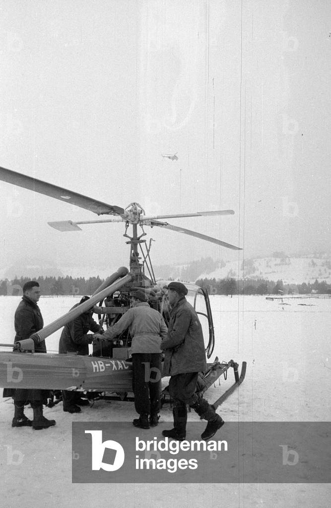 Rescue helicopter in action after the avalanche disaster in Vorarlberg, 1954 (b/w photo)