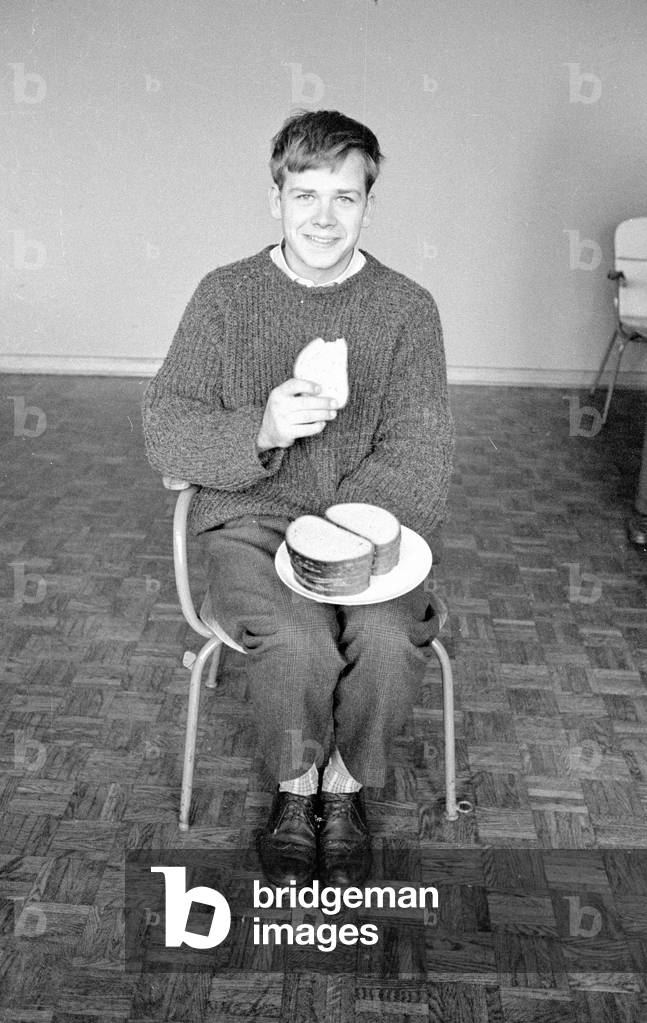 Breads compared in the physiology of nutrition at the Max Planck Institute in Dortmund, 1960 (b/w photo)