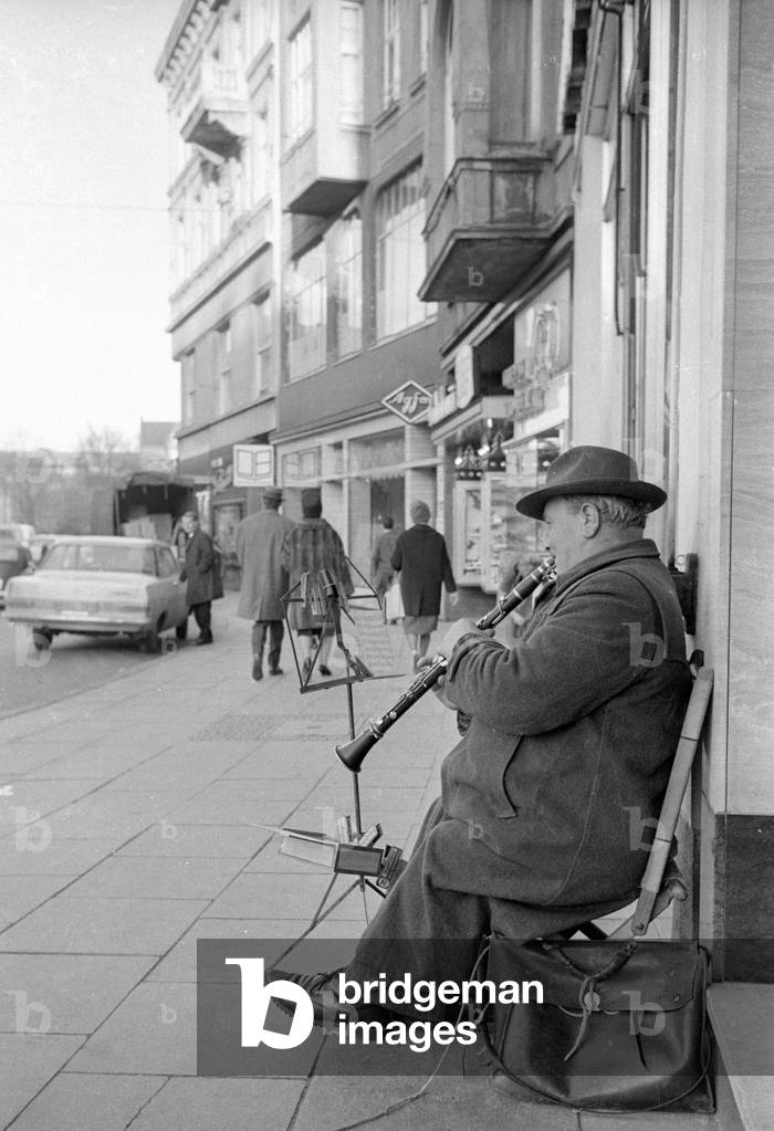 Street musician in Bonn, 1964 (b/w photo)
