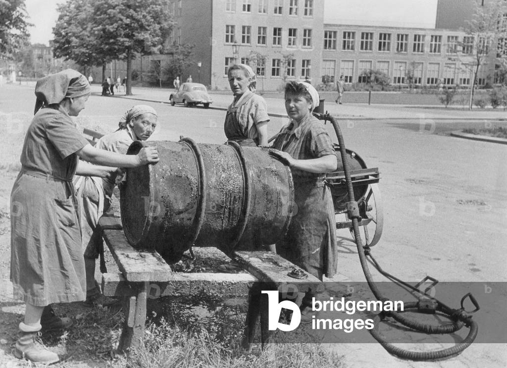 Women workign in road construction in the GDR, 1959 (b/w photo)
