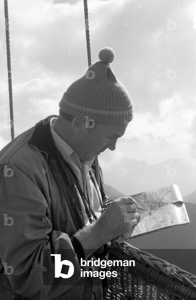 Alfred Eckert during a balloon ride, 1959 (b/w photo)