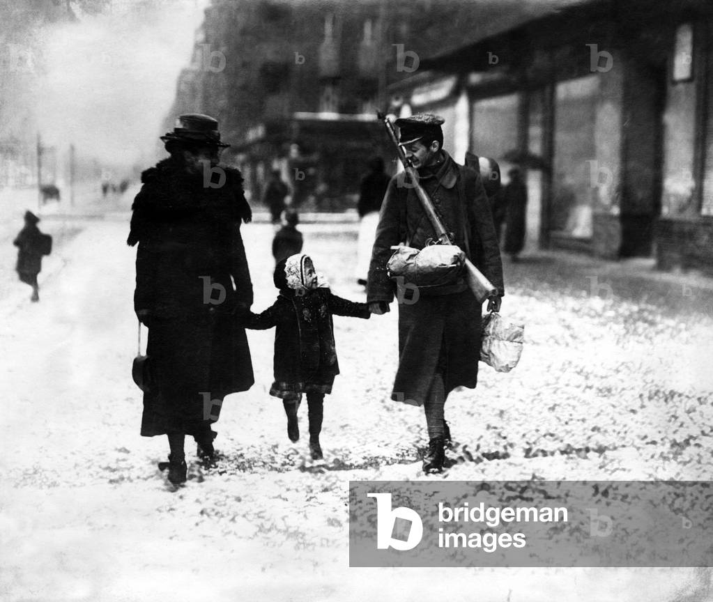 Returning soldier with family, 1918 (b/w photo)