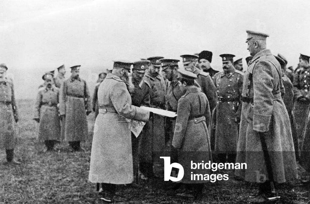 Nikolaus II. with Crown Prince Alexei on the Eastern Front, 1915 (b/w photo)