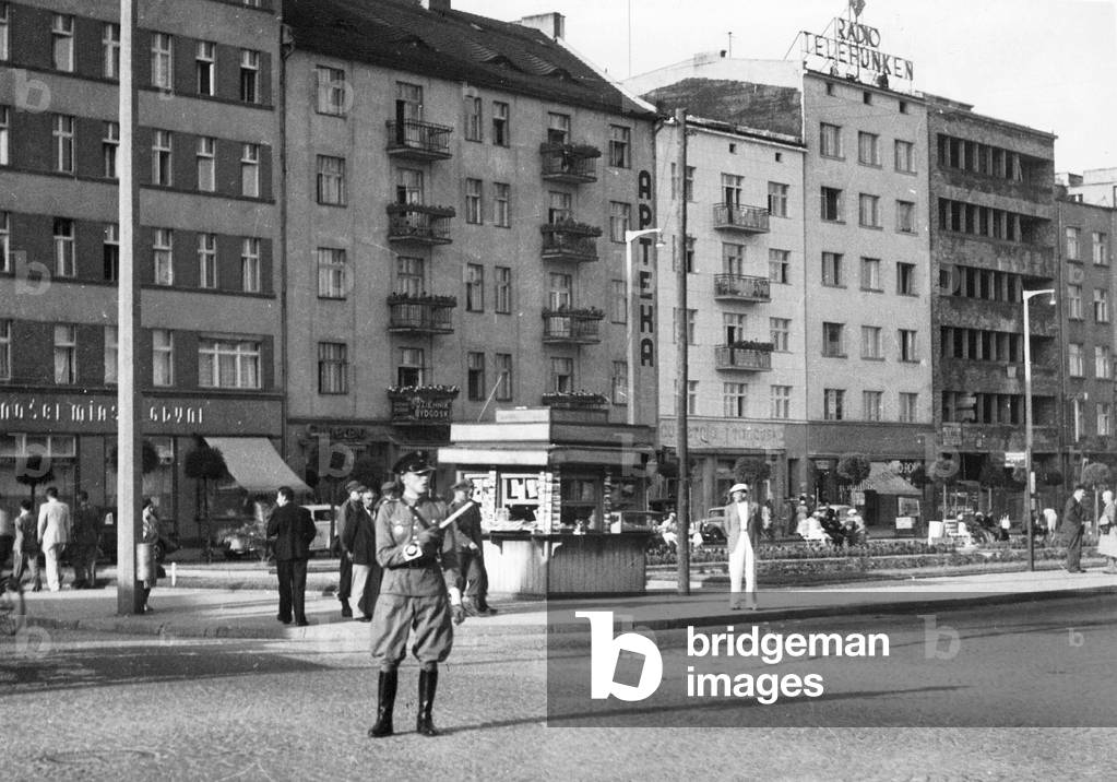 Traffic policeman directs the traffic in Gdynia,  1938 (b/w photo)