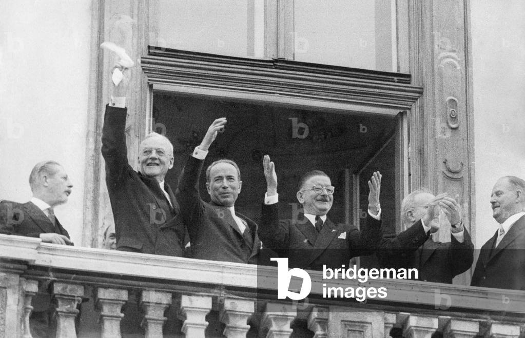 Austrian State Treaty, 1955 (b/w photo)