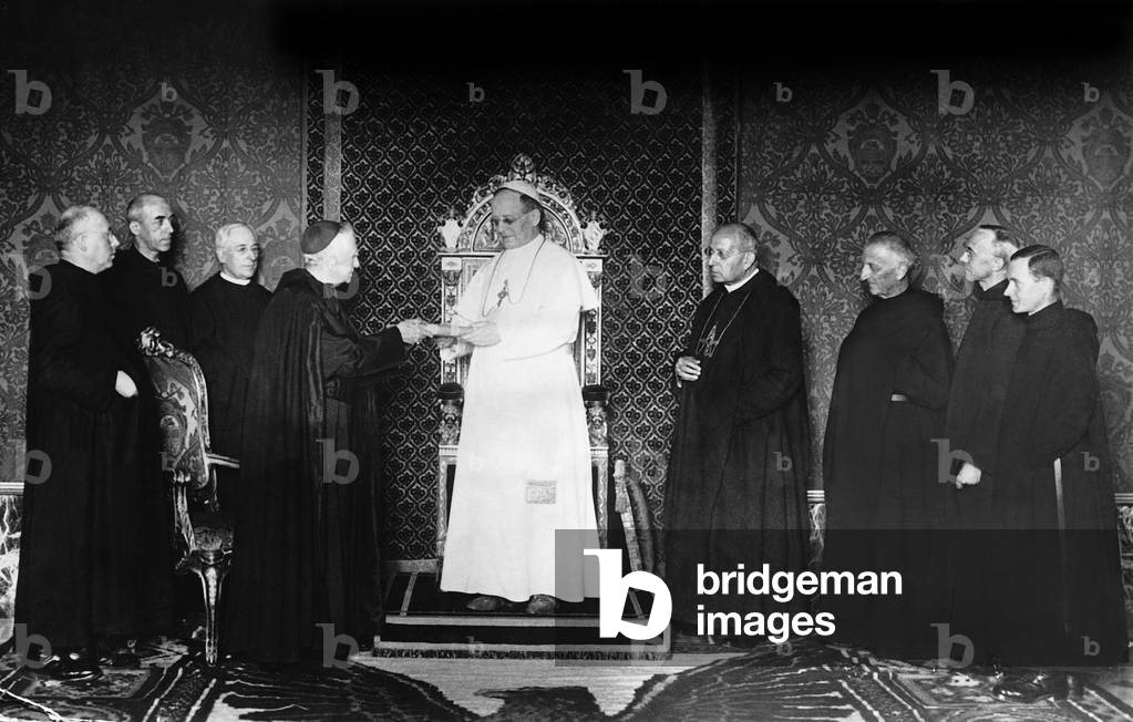 Monks present Pope Pius XI. a revised Bible, 1934 (b/w photo)