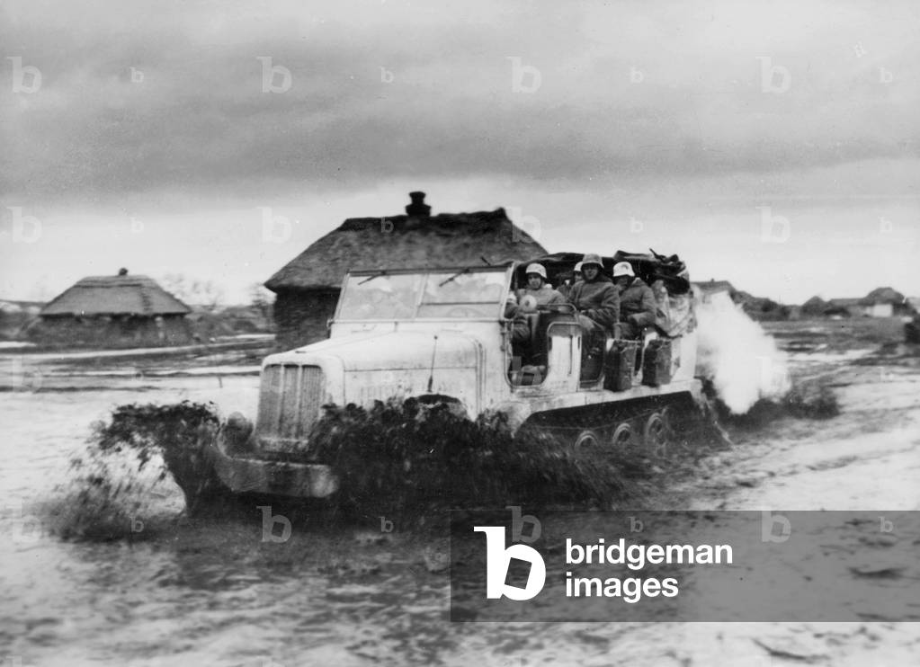 German mover in the Kharkiv zone, 1943 (b/w photo)