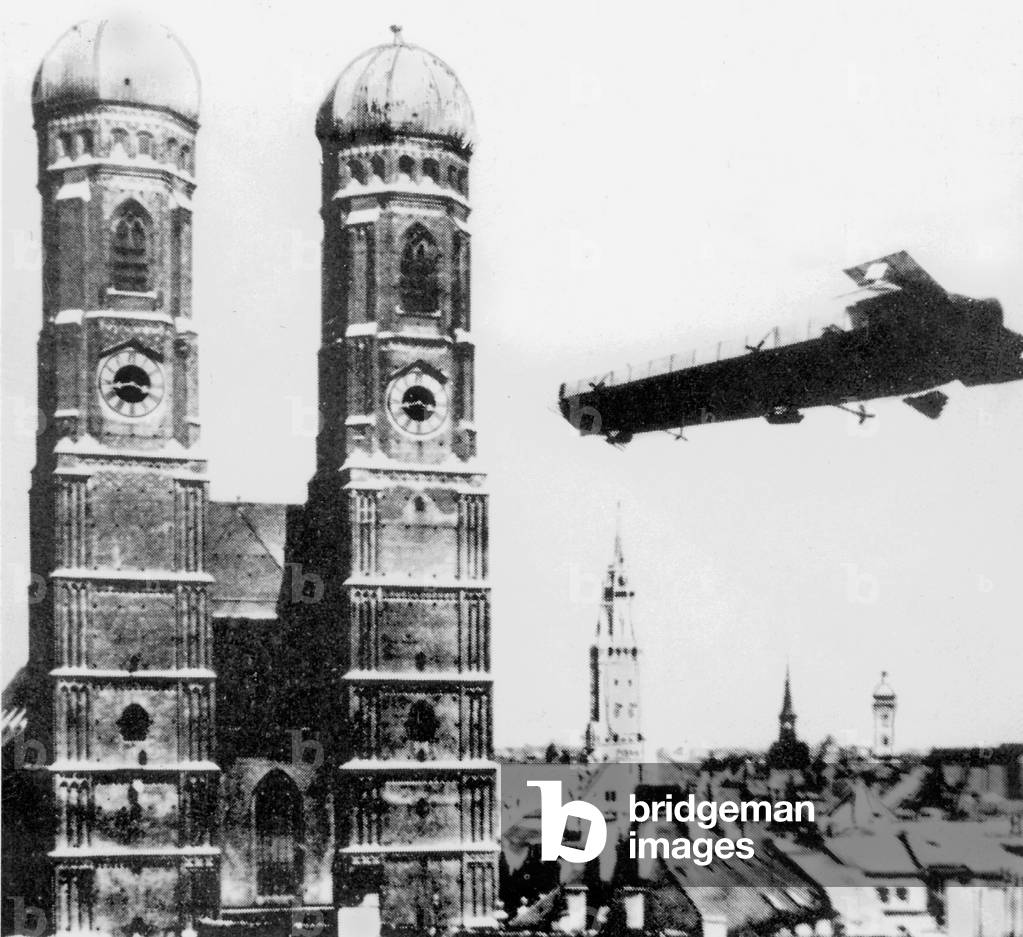 Zeppelin airship 'LZ 3' above Munich, 1906 (b/w photo)