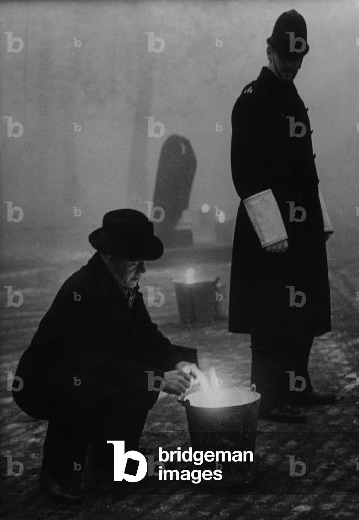Mist fire in London, 1937 (b/w photo)