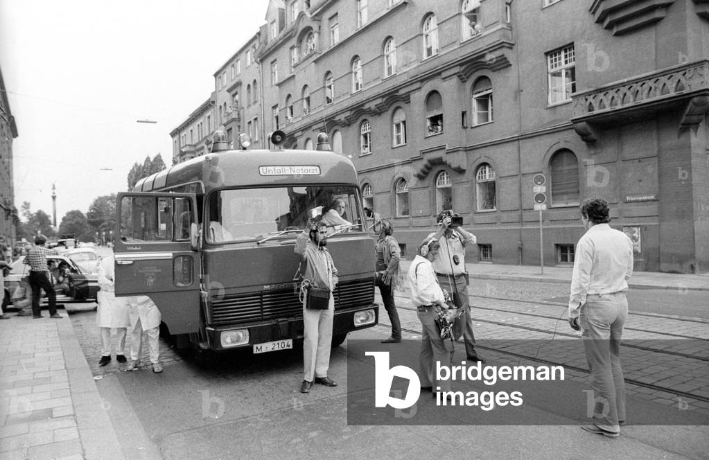 Bank robbery in the Prinzregentenstrasse, 1971 (b/w photo)