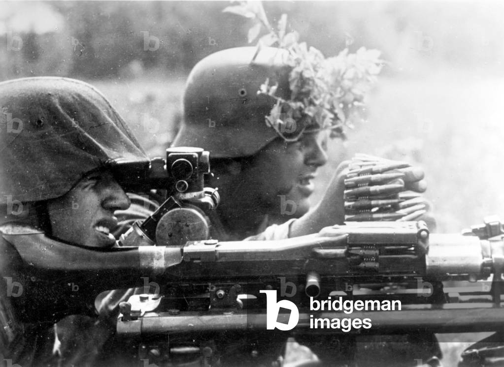 German soldiers at a machine gun on the Eastern front, 1942 (b/w photo)