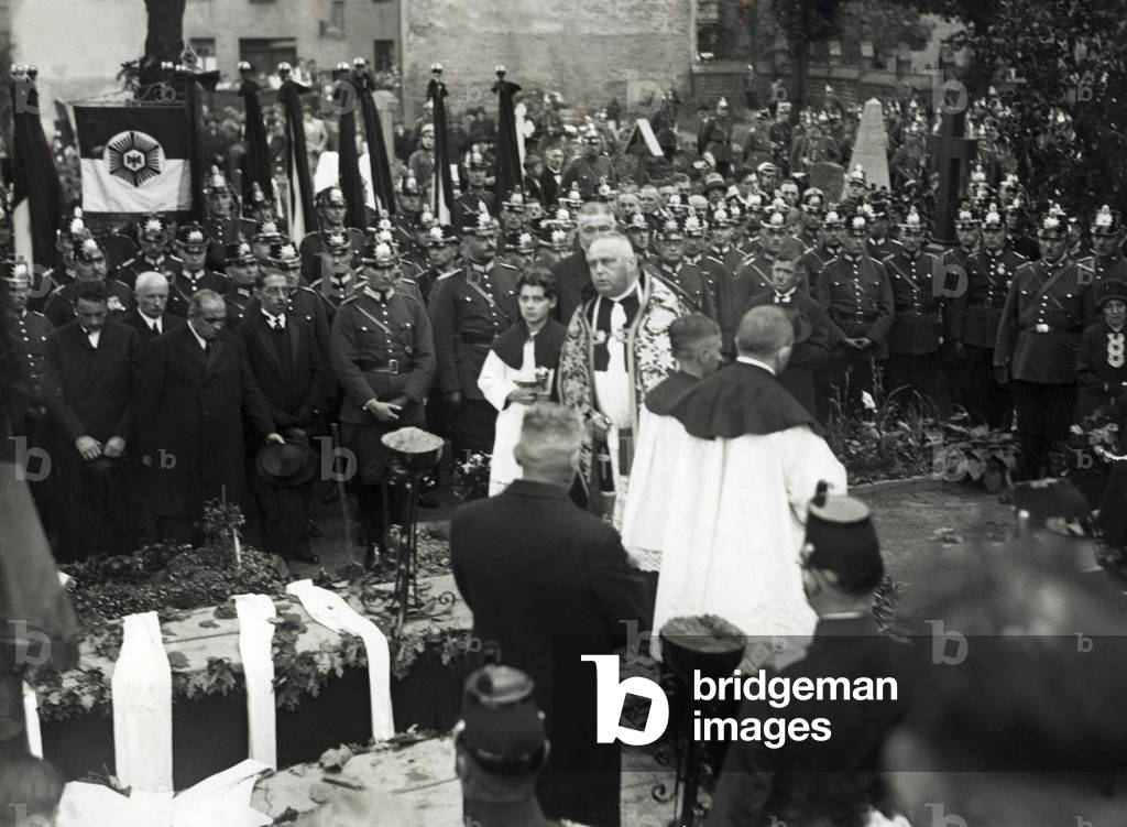 Burial of police officers Paul Anlauf and Franz Lenck, 1931