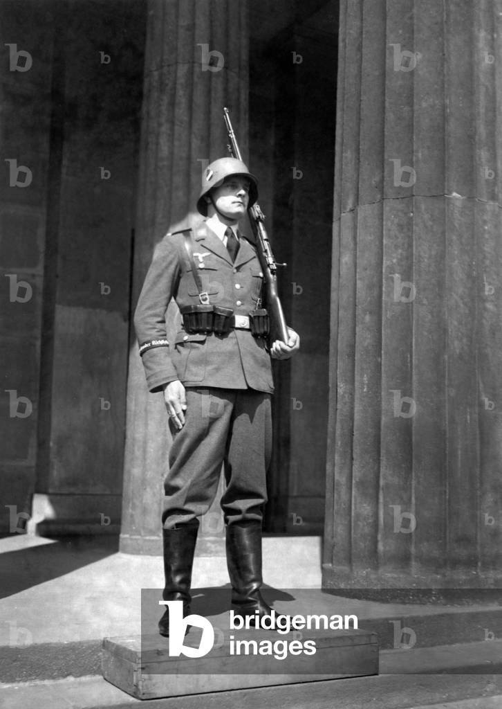 Soldier of the guard company at the memorial 