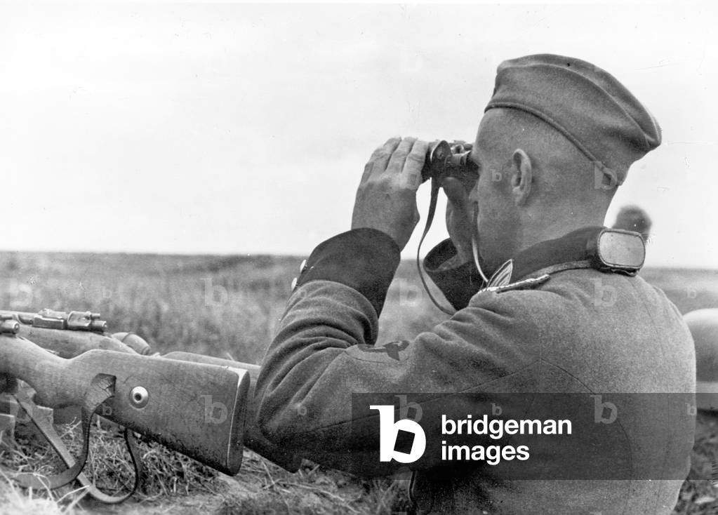 German policeman at an outpost on the Eastern front, 1942 (b/w photo)