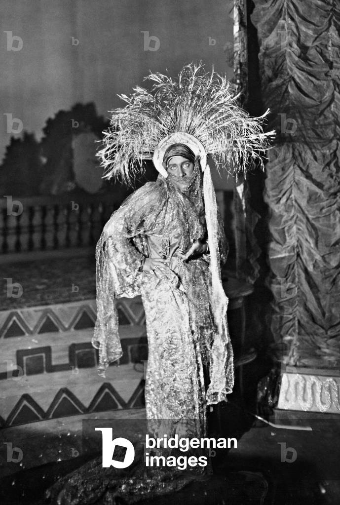 Max Hansen as Fritzi Massary in 'A Woman of Format', 1927 (b/w photo)