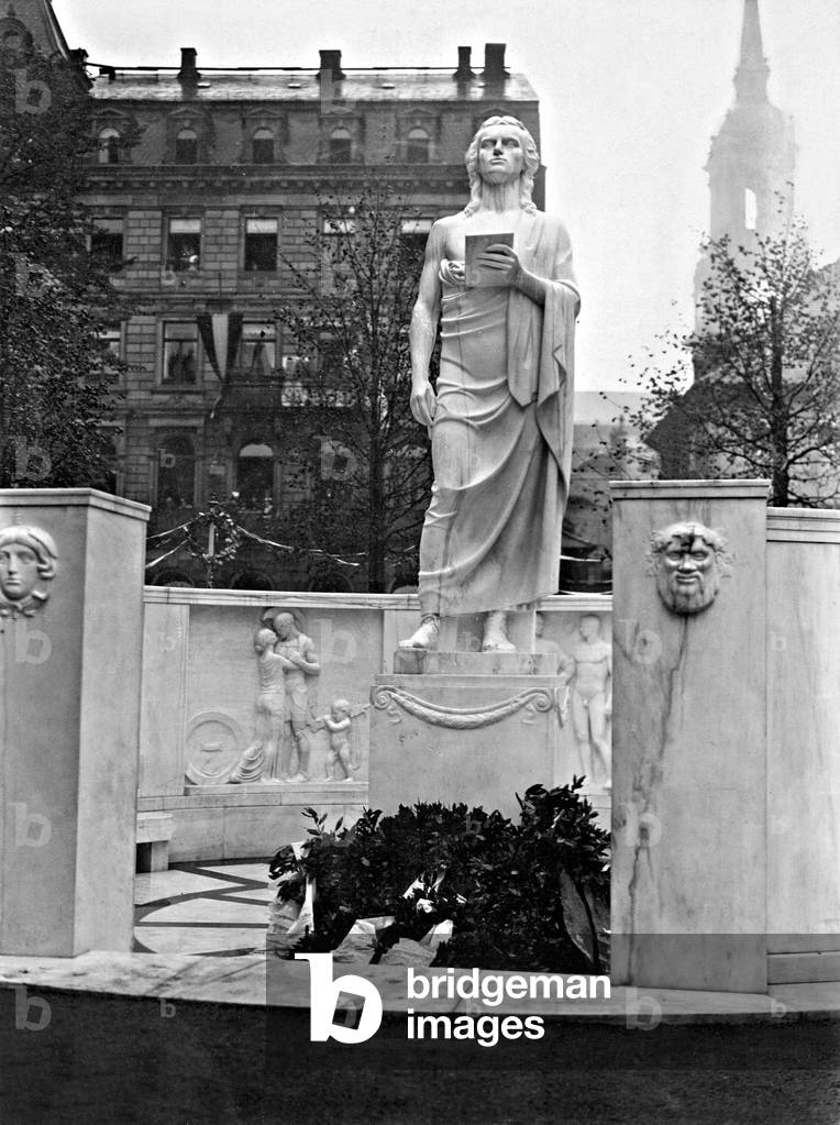 Schiller monument in Dresden, 1914 (b/w photo)