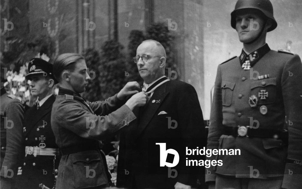 Bestowal ceremony in the Reich Chancellery, 1942 (b/w photo)