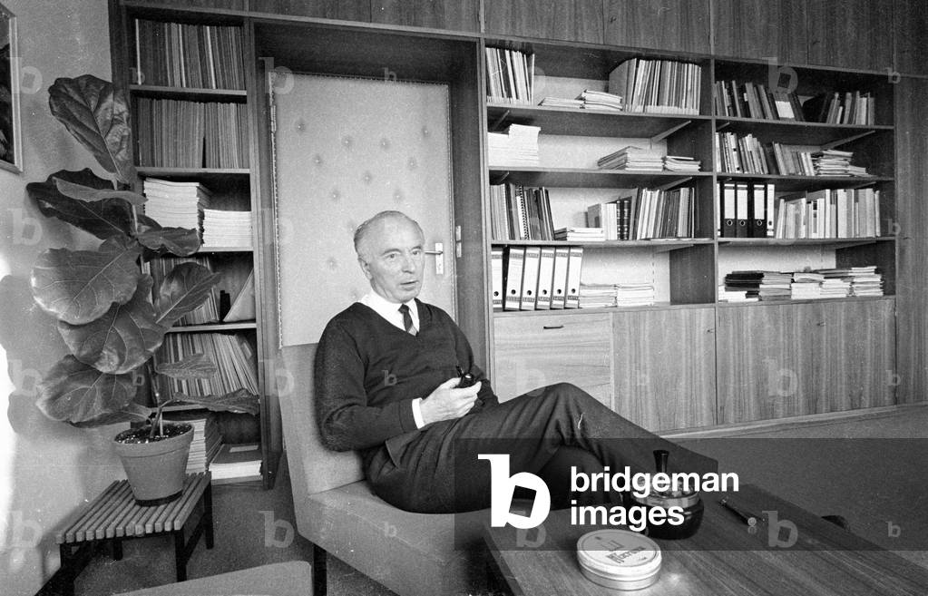 Prof. Dr. Ewald Fuenfer in his office at IPP in Garching, 1975 (b/w photo)