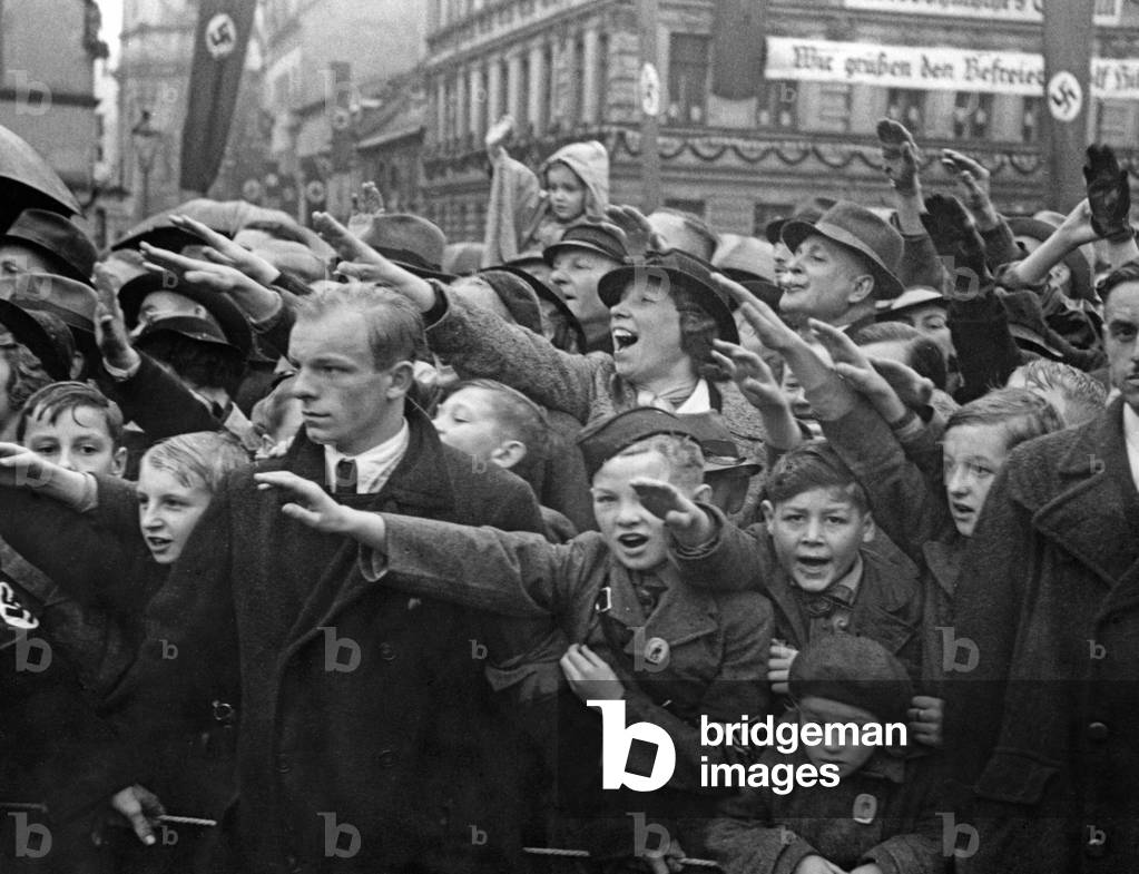 Enthusiastic population in Tetschen, 1938