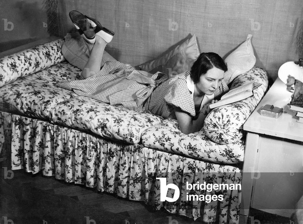 Reading woman, 1936 (b/w photo)