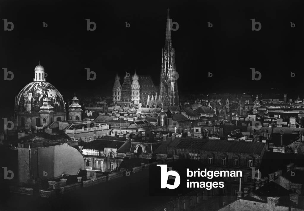 Night view of Vienna, 1938 (b/w photo)