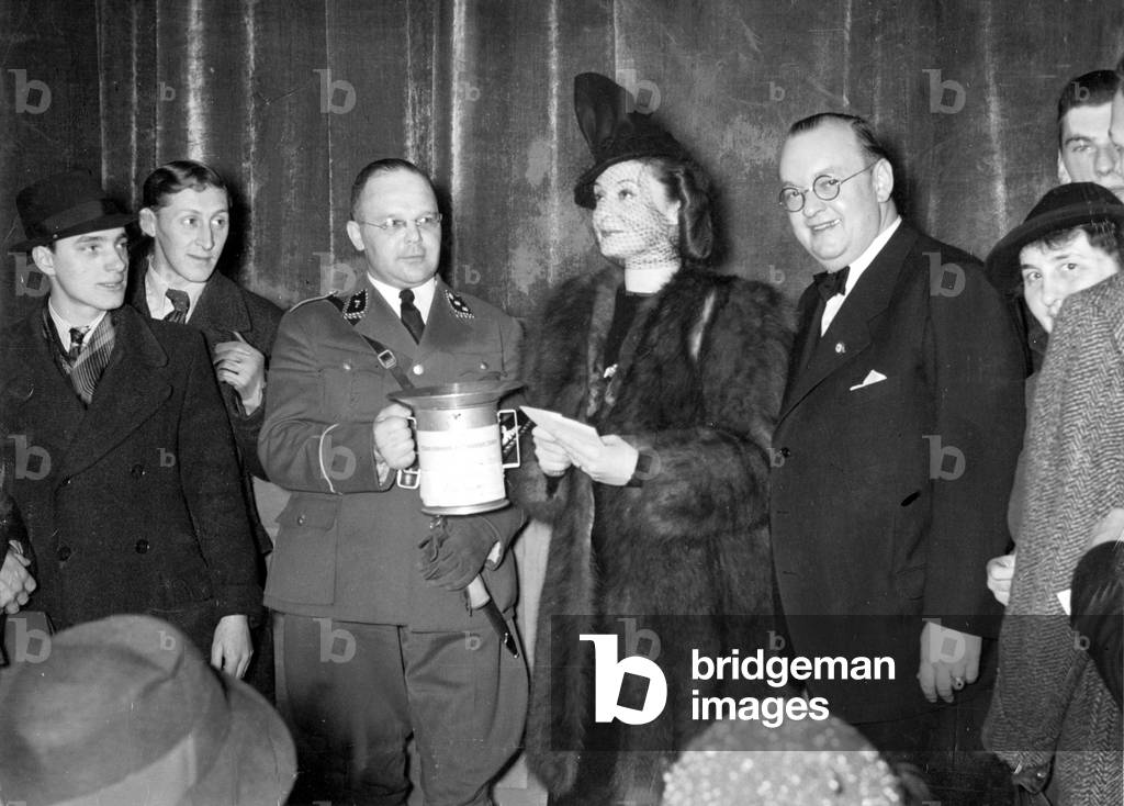 Zarah Leander collects for the Winter Relief Fund, 1939 (b/w photo)