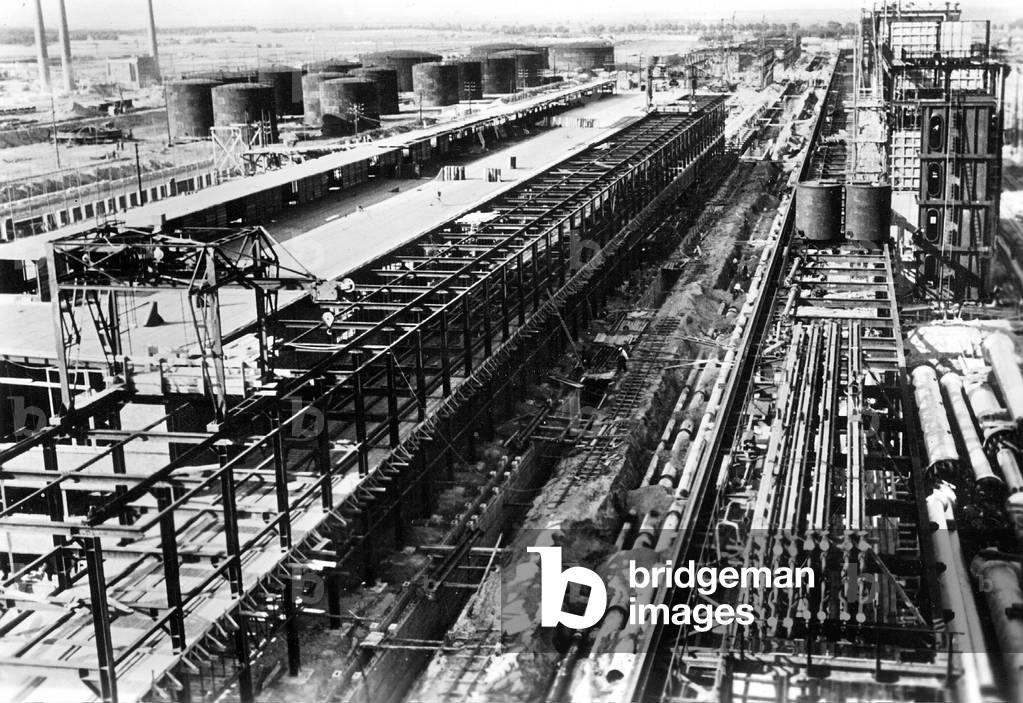 Construction of the Poelitz hydrogenation, 1939 (b/w photo)