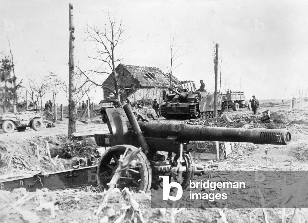 German tanks behind a destroyed Russian weapon in Hungary, 1945 (b/w photo)