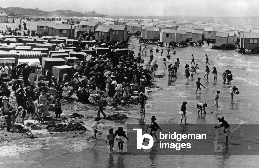 Bathers at the Nordsee beach in Ostend, 1910
