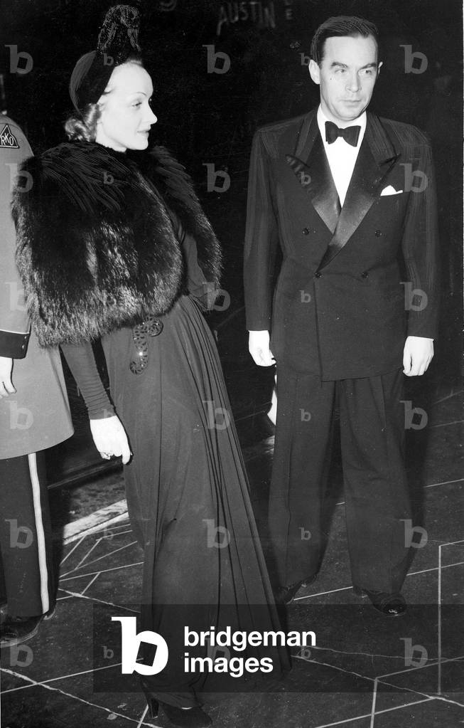 Marlene Dietrich and Erich Maria Remarque at the premiere of the Walt Disney film Pinocchio, Hollywood, USA, 1940 (b/w photo)