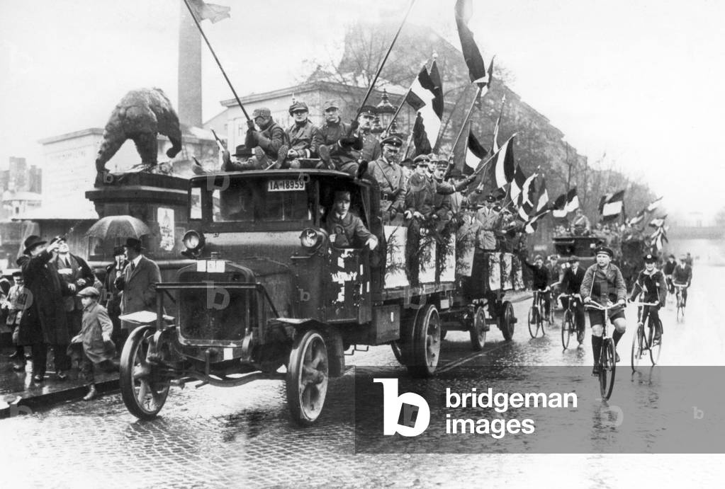 Car of the Reich block on the occasion of the presidential election in Berlin, 1925