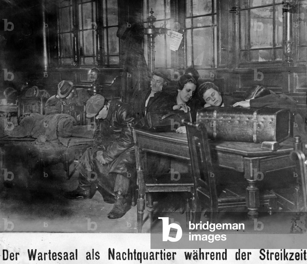 Women looking for work at a railway station, c.1914 (b/w photo)