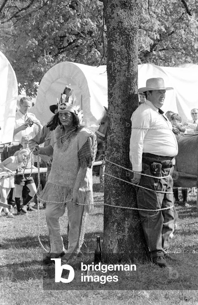 Vacation in covered wagon in Upper Franconia, 1971 (b/w photo)