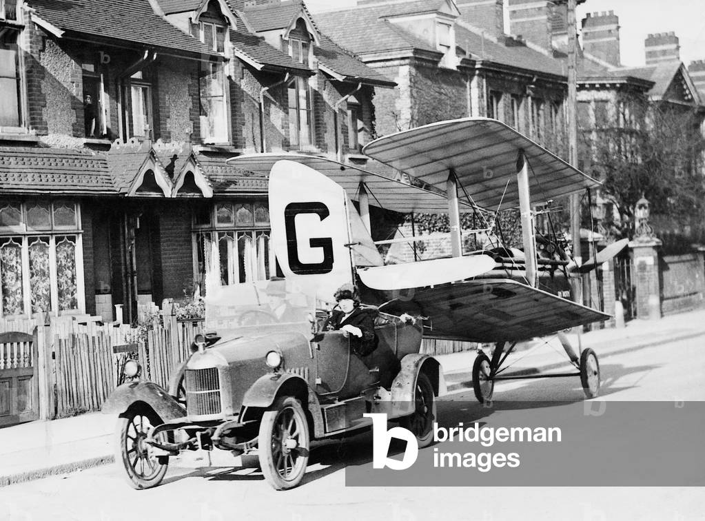 Holiday travel with a transportable aircraft, 1925 (b/w photo)