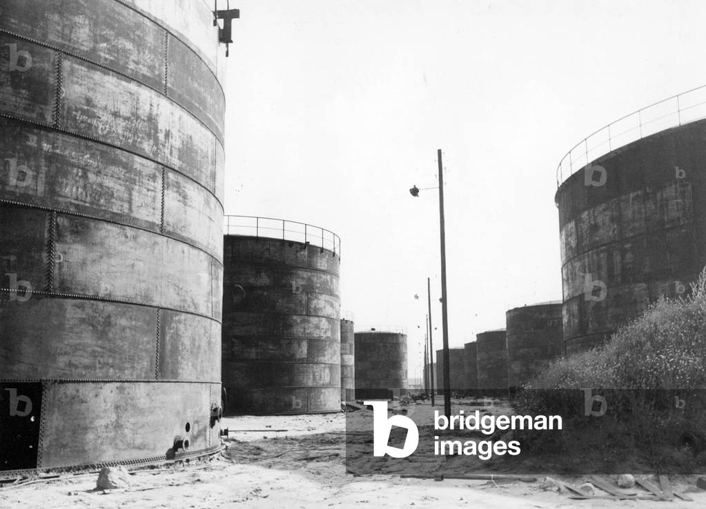 Hydrogenation plant near Poelitz, 1939 (b/w photo)