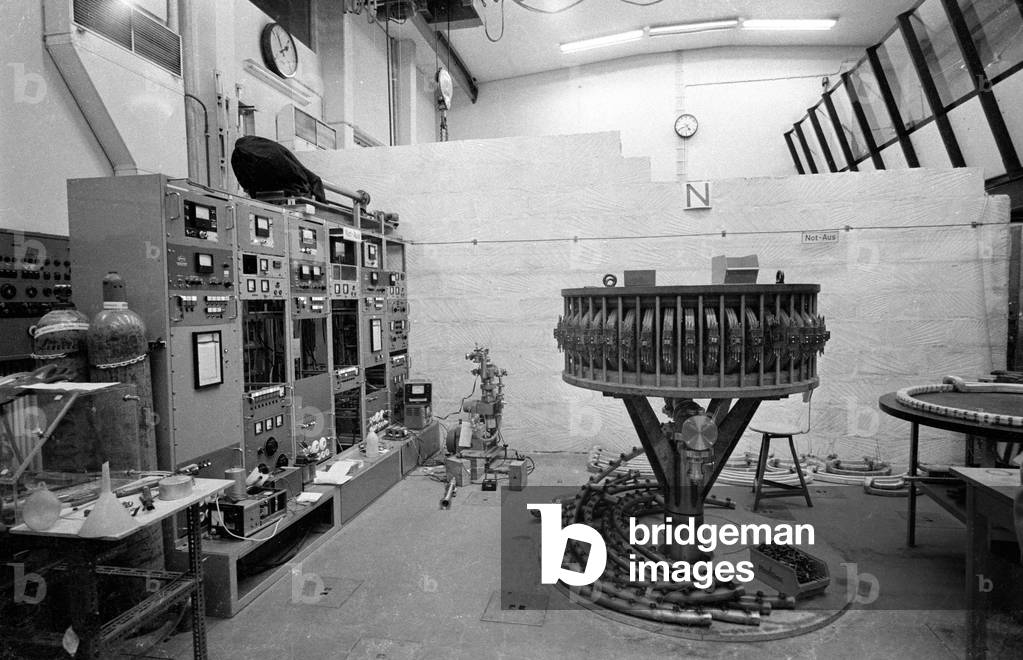 Laboratory at IPP in Garching, 1970 (b/w photo)