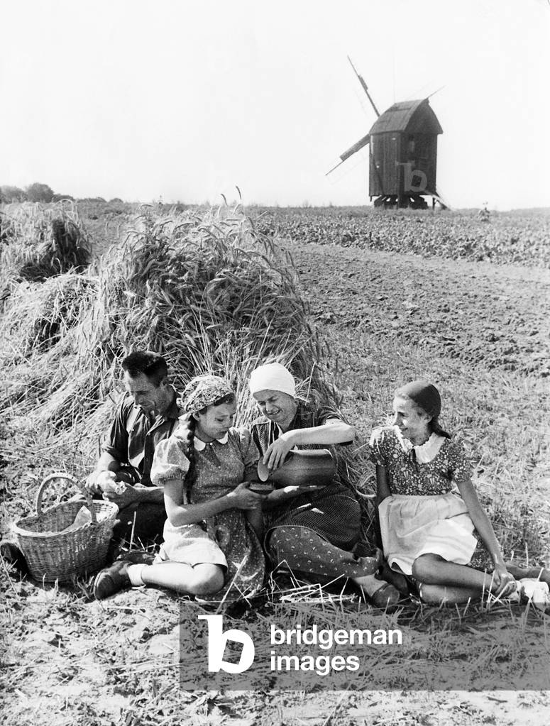 Girls of the BDM while harvesting during the war, 1942 (b/w photo)
