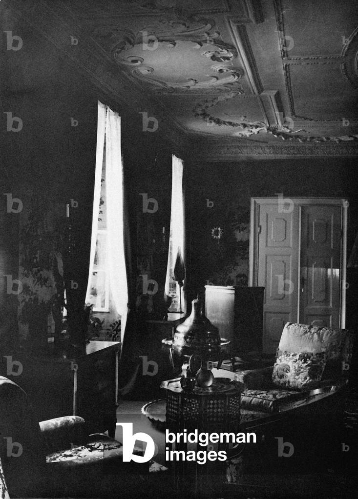 Middle room in the palace at Schoenhausen, 1933 (b/w photo)