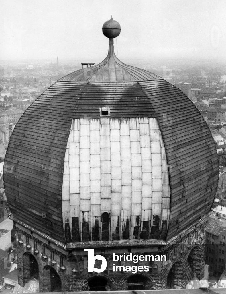 Renovation work at the Munich Frauenkirche (b/w photo)