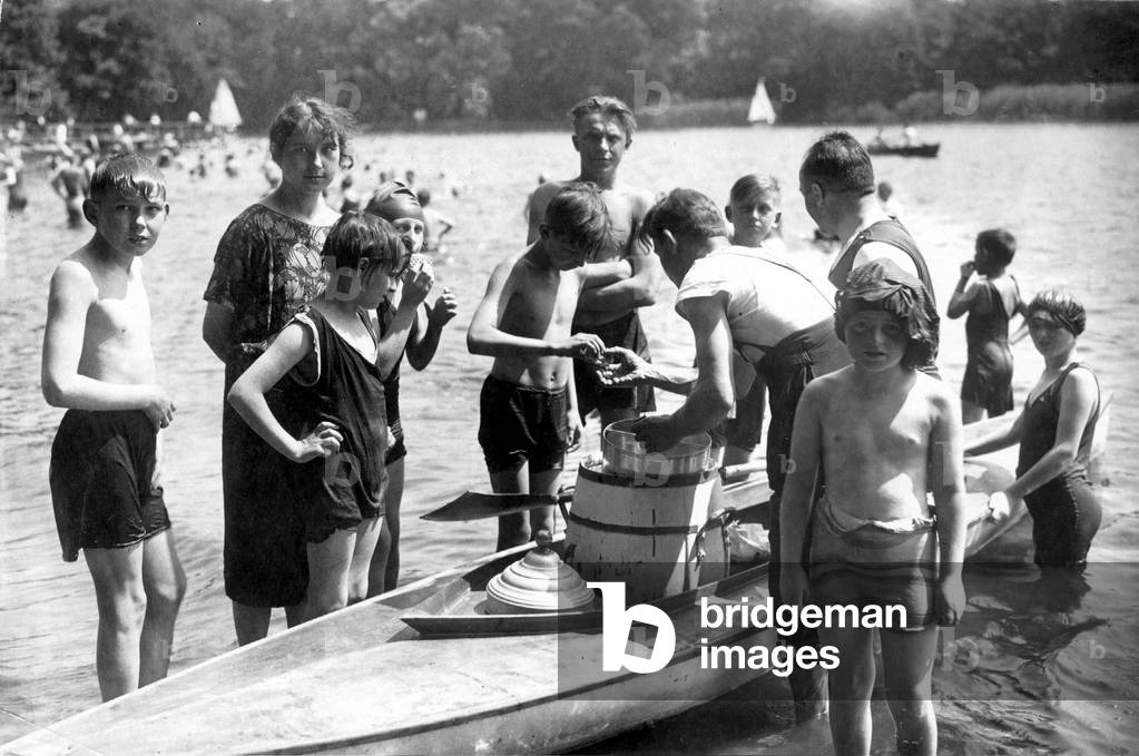 Leisure time in Berlin 1926 (b/w photo)