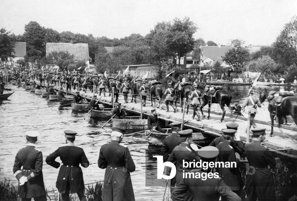 Manoeuvres, around 1900 (b/w photo)