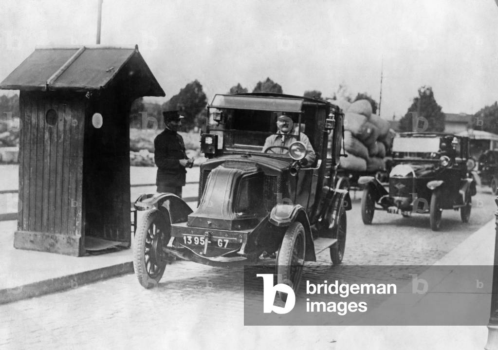 Control at the entrance to Paris, 1927