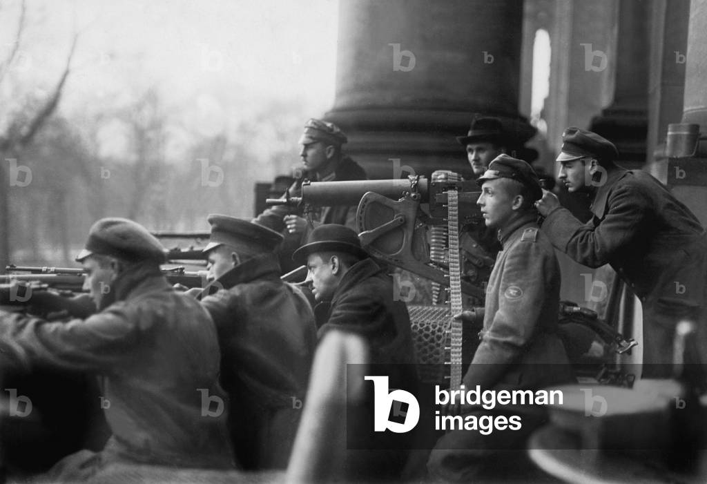 Supporter of the People's Navy Division in front of the Berlin Palace, 1918 (b/w photo)