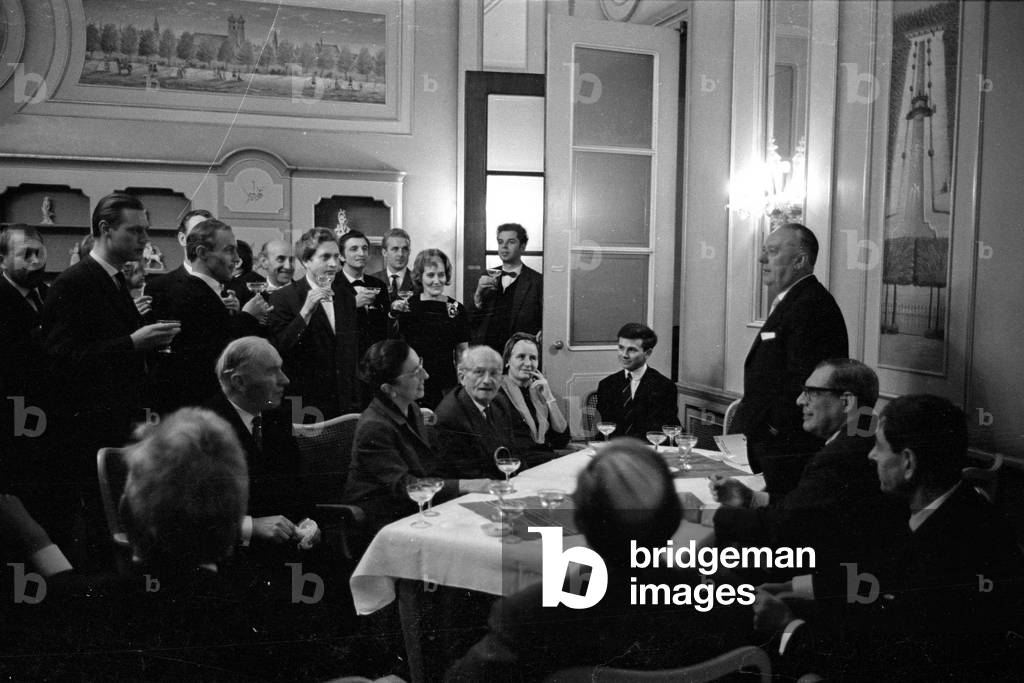 Presentation of the Burda Prize for Fine Arts in Munich, 1963 (b/w photo)