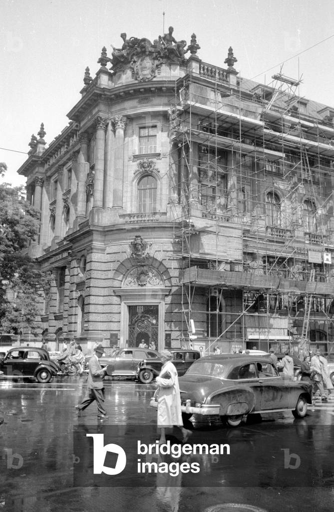Building of the former Sueddeutsche Bank AG in Munich, 1954 (b/w photo)