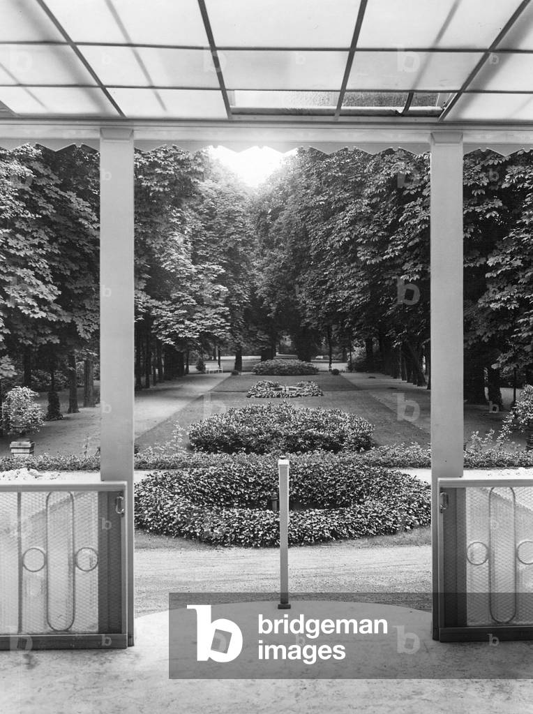 Park at the Palace of the Reich President in Berlin, 1933 (b/w photo)