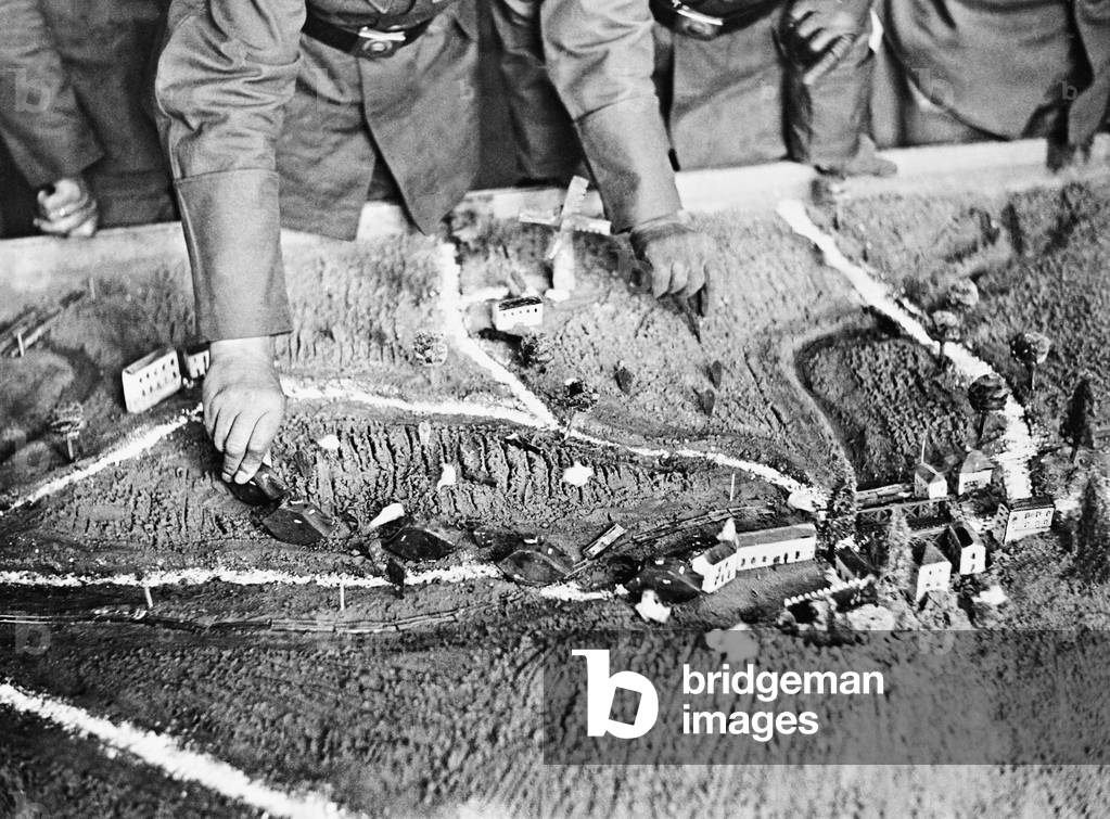 Tactics training on the sand pit at the Reichswehr (b/w photo)