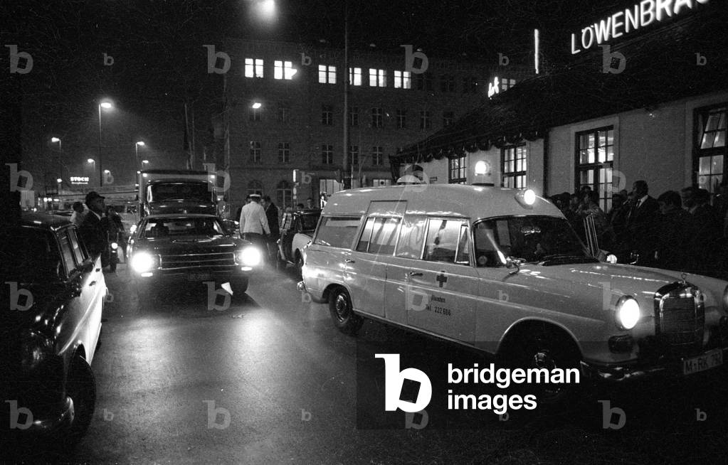 At night in Munich, 1971 (b/w photo)