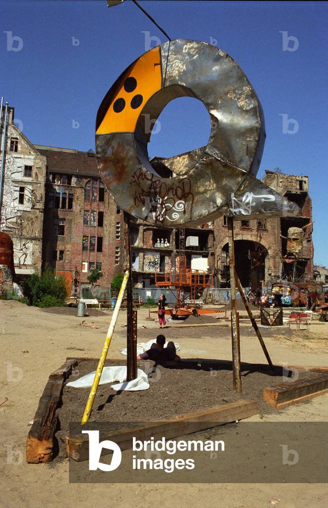 Kunstobjekt auf dem Hof des Kunst - und Kulturhauses Tacheles in der Oranienburger Straße in Berlin (photo)